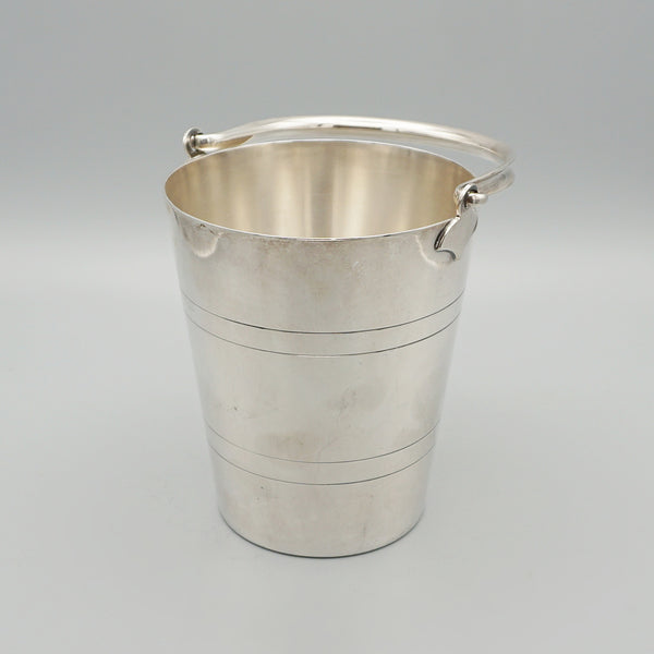 An Art Deco silver plated ice bucket by Suckling &amp; Co with original strainer. In excellent condition