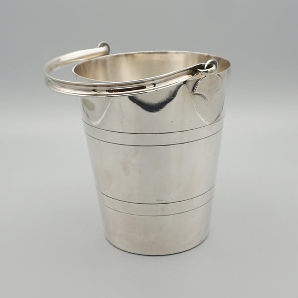 An Art Deco silver plated ice bucket by Suckling &amp; Co with original strainer. In excellent condition