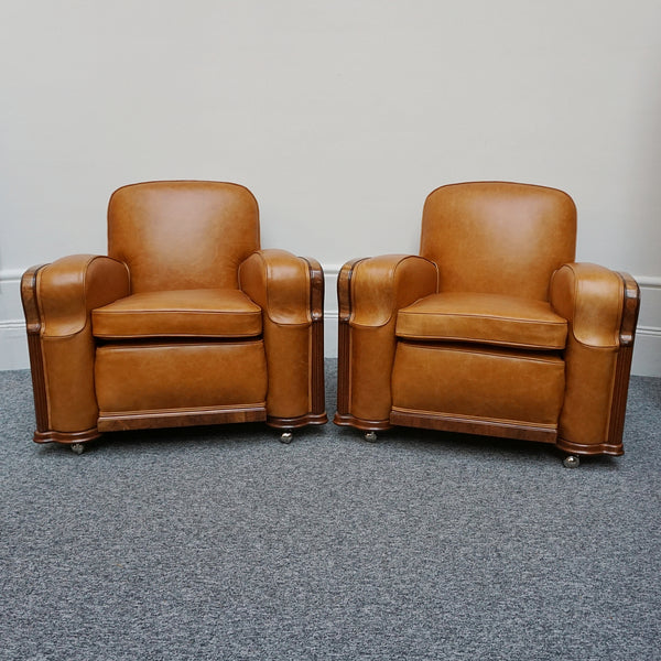 A pair of Art Deco club armchairs. Brown leather upholstery with walnut show wood. - Jeroen Markies Art Deco