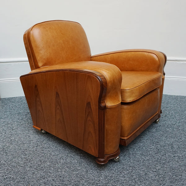 A pair of Art Deco club armchairs. Brown leather upholstery with walnut show wood. - Jeroen Markies Art Deco