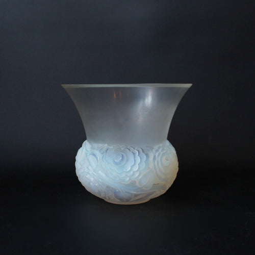 Rene Lalique Art deco Renoncules vase decorated with stylised flowers at Jeroen Markies