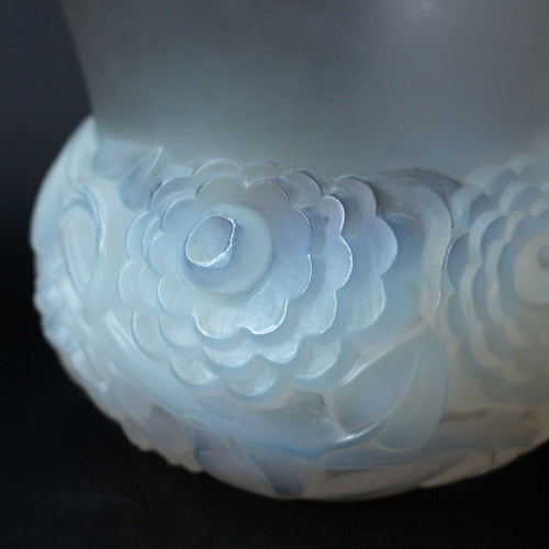 Rene Lalique Art deco Renoncules vase decorated with stylised flowers at Jeroen Markies