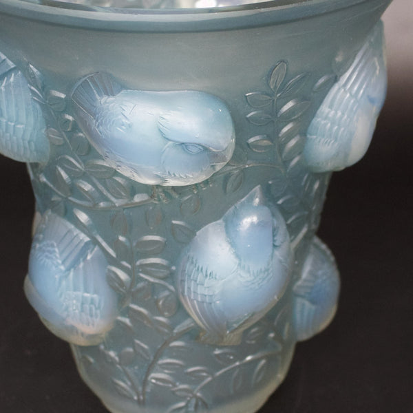Saint-Francois Art Deco opalescent glass vase - René Lalique Glass - Jeroen Markies Art Deco