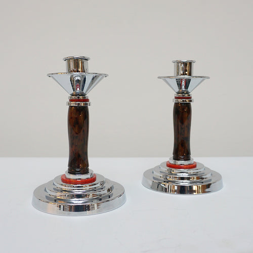 A pair of Art Deco candlesticks. Brown bakelite stem with red bakelite rings. Jeroen Markies Art Deco.