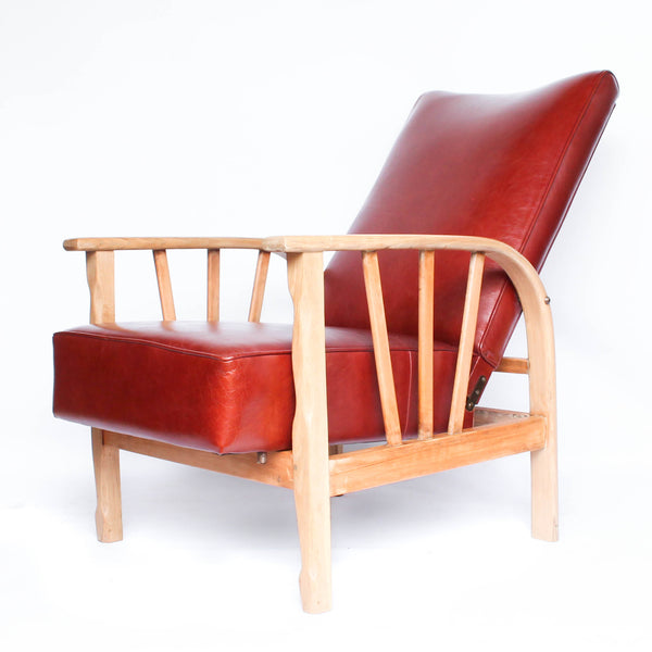 An Art Deco pair of leather reclining lounge chairs with oak, ash and beech frames. Reupholstered in old English chestnut leather at Jeroen Markies.